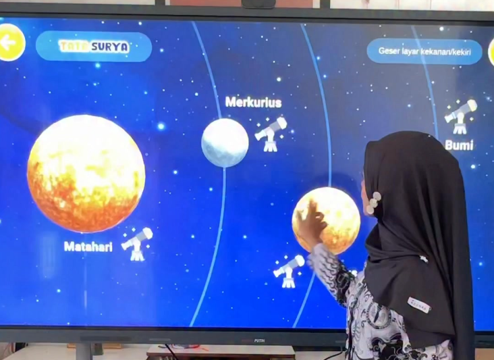 SIMBUTA Ajak Siswa SD Negeri 26 Tebing Tinggi Menjelajah Tata Surya lewat Smart TV