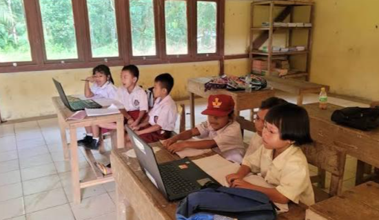 SETIBA DI TEGAL Satukan Tiga Bahasa dan Literasi Digital untuk Bangun Siswa Komunikatif di SDN 3 Geger